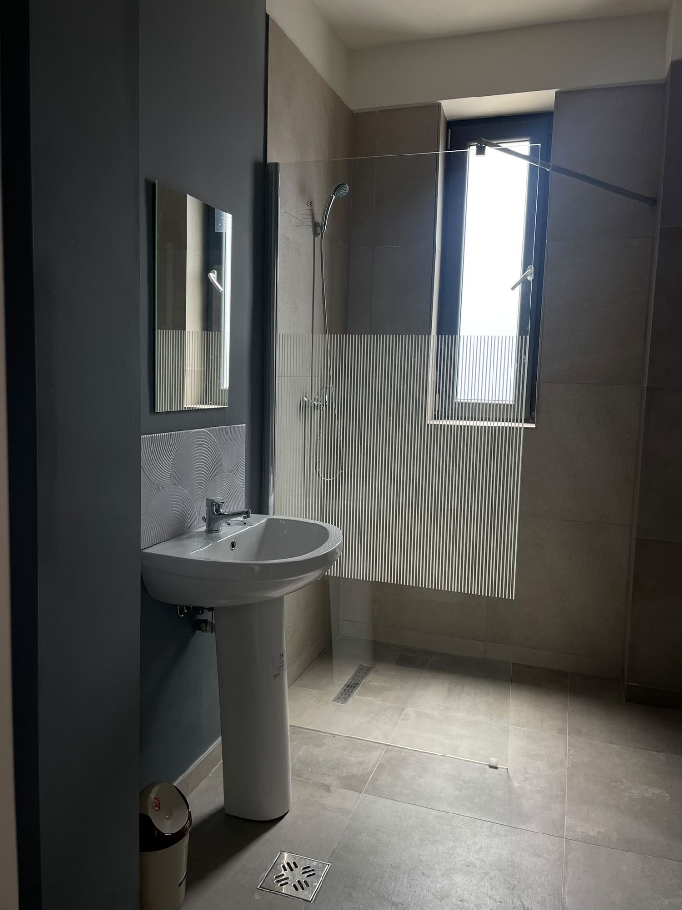 Baie modernă cu duș walk-in