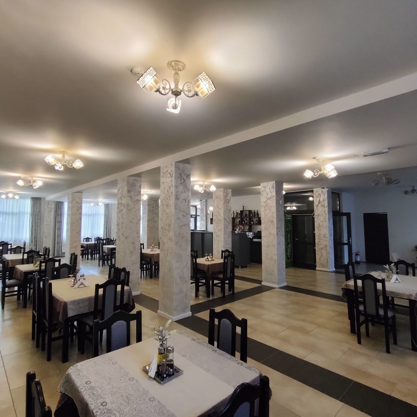 Sala restaurantului Pensiunea Măriuca