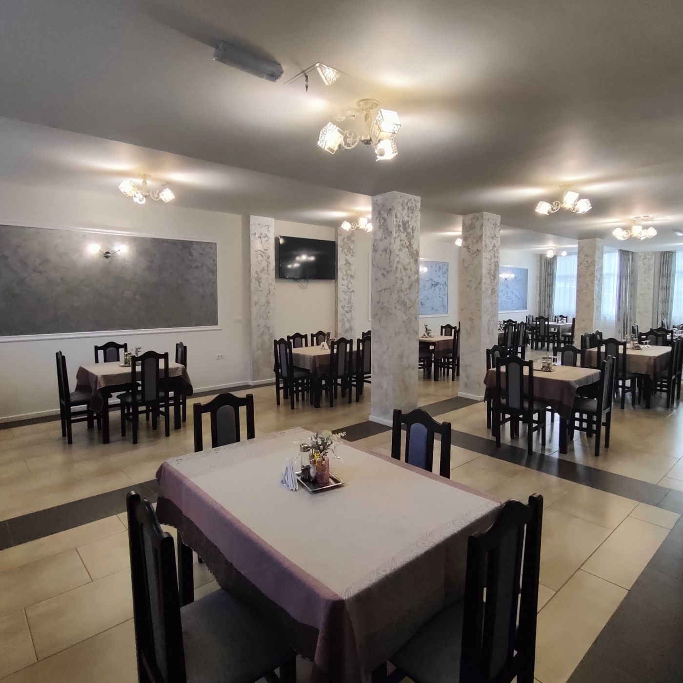 Sala de mese cu televizor