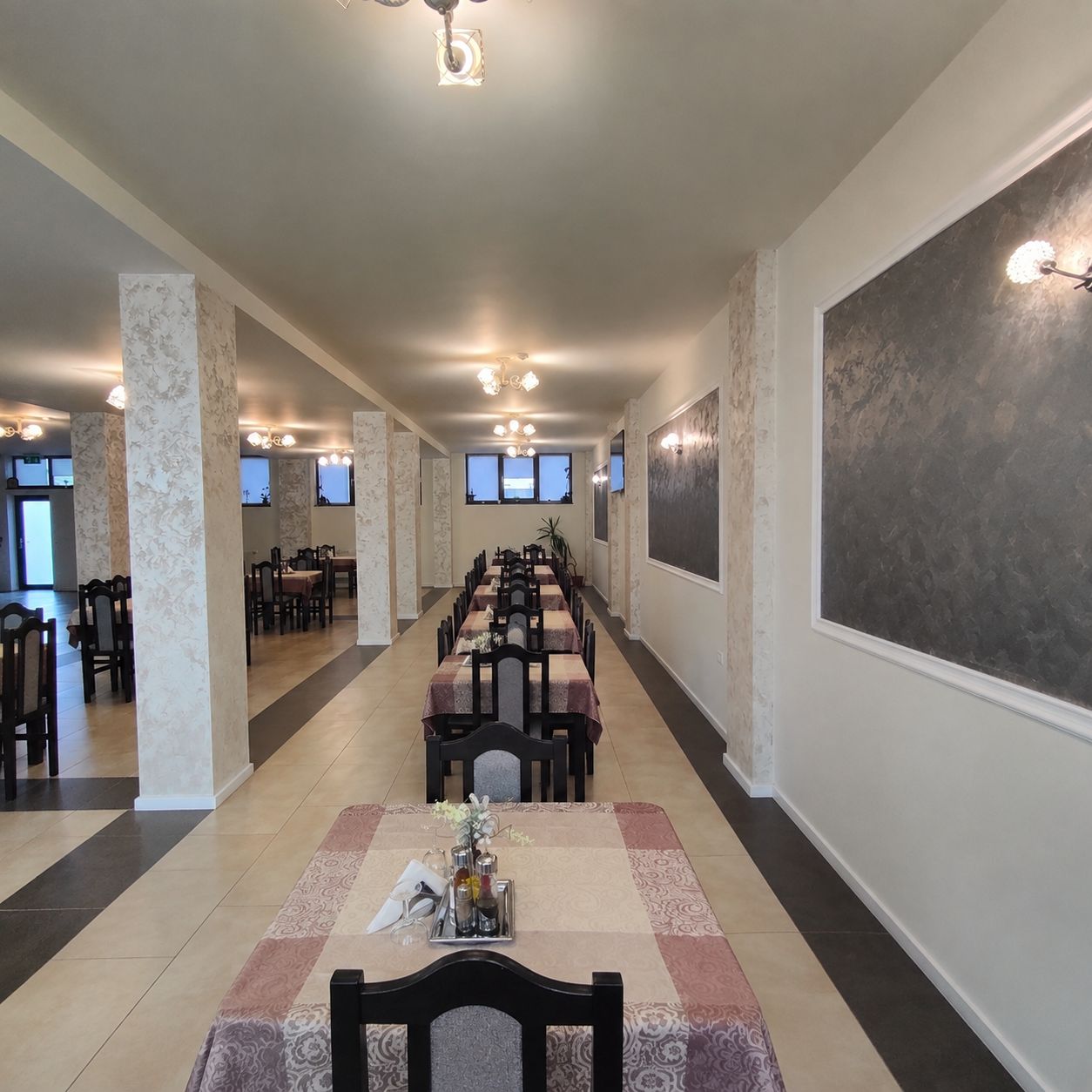 Sala lungă pregătită pentru evenimente