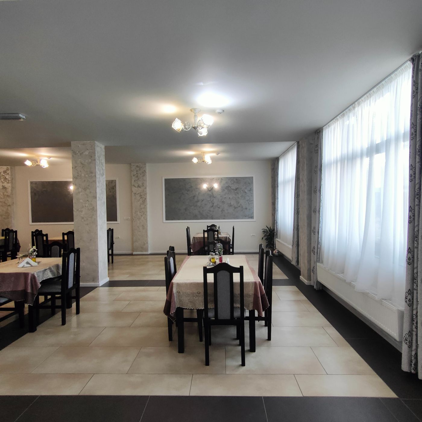 Sala de mese luminoasă